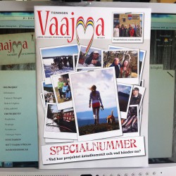 Foto av sista numret av tidningen Vaajma framför en datorskärm