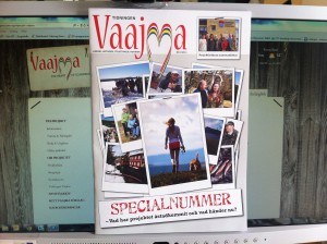Foto av sista numret av tidningen Vaajma framför en datorskärm