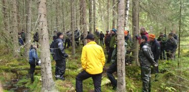 Folksamling i skogen